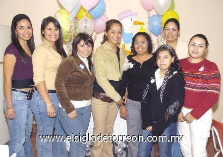 05122006
Juana María Hernández espera a su primer bebé, motivo por el cual recibió muchos regalos y felicitaciones de parte de sus amigas y familiares, en su fiesta de canastilla.