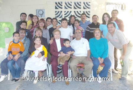 06122006
Emma Chávez de Orona celebró su cumpleaños, acompañada de su esposo Nicolás Orona y de las familias Luján Orona, Mireles Orona, Orona Reyes, Orona Figueroa y Ortiz Orona.