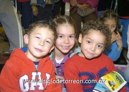 06122006
Gaby, Arturo y Rulix Mendoza.