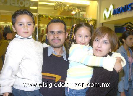 06122006
Moisés Orozco y Estrella de Orozco con sus hijos Edson y Celeste.