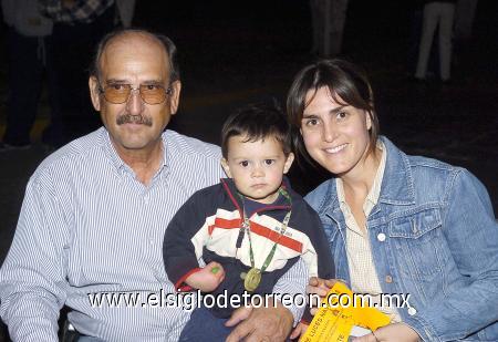 06122006
Salvador Gómez, Manika y Bernardo Nahle.