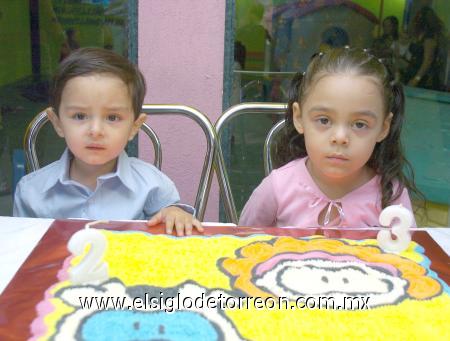 07122206
Diego de Jesús y Frida Sofía Orona Rodríguez fueron festejados por su segundo y tercer cumpleaños, respectivamente.