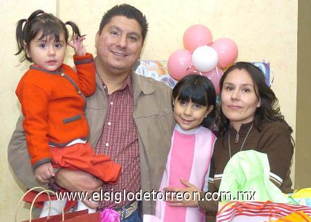 07122206
Frida Sofía acompañada de sus padres, Simón Bautista y Lourdes Martínez y su hermanita Jéssica.