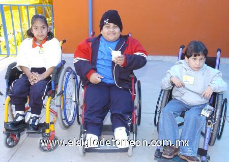 07122206
Jesús Delgado, Coral Contreras y Daría Alcázar, alumnas de APIN en plena convivencia navideña.