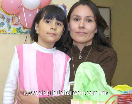 07122206
La festejada con su mamá Lourdes Martínez.