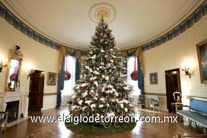 El árbol navideño en la sala azul de la Casa Blanca en Washington