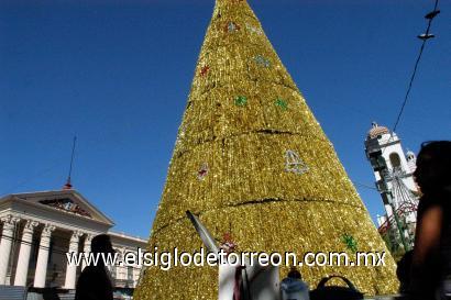 Aspecto de un árbol de navidad gigante 
en el centro de la capital salvadoreña.