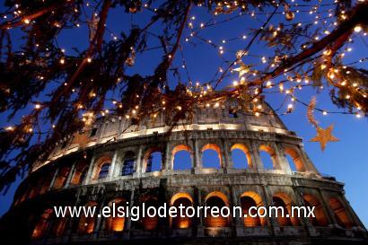 Decoraciones navideñas instaladas en el exterior del Coliseo de Roma.