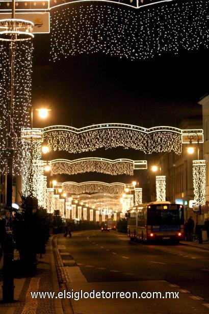 Decoraciones navideñas sobre la calle Nowy Swiat en Varsovia