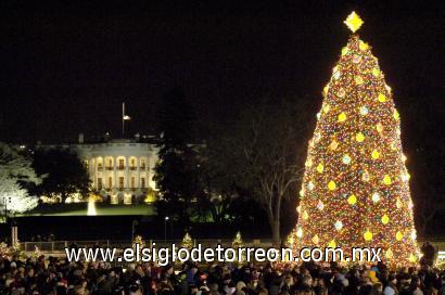 El árbol de navidad de Washington tras el encendido oficial de la capital estadounidense. En un segundo plano aparece iluminada la Casa Blanca.