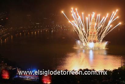 El árbol de navidad flotador más grande del mundo fue inaugurado en la laguna Rodrigo de Freitas, zona sur de río de Janeiro (Brasil). 
El árbol, con una altura de 82 metros
y un peso de 500 toneladas, fue iluminado con 2.ñ8 millones de micro lámparas.