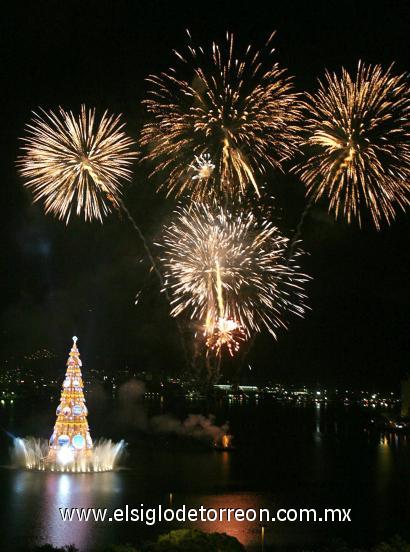 El árbol de navidad flotador más grande del mundo fue inaugurado en la laguna Rodrigo de Freitas, zona sur de río de Janeiro (Brasil). 
El árbol, con una altura de 82 metros
y un peso de 500 toneladas, fue iluminado con 2.8 millones de micro lámparas.