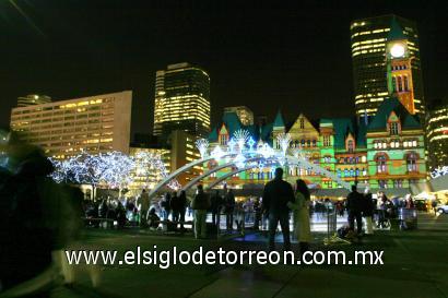 El City Hall de la ciudad de Toronto, centro de la Cabalgata navideña está totalmente iluminado.