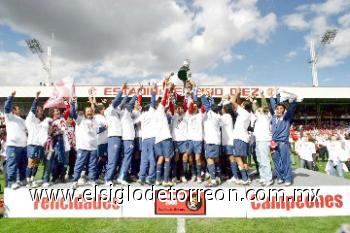 Con lágrimas en los ojos, en memoria de su padre fallecido a medio año, el guardameta Oswaldo Sánchez levantó el trofeo que acredita al Guadalajara como campeón del Torneo Apertura 2006 del futbol mexicano de Primera División 2006.