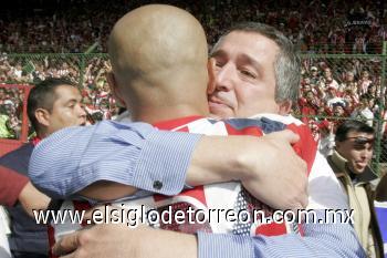 Ríos de personas vestidas de rojo con blanco se concentraron en la Minerva para ver el partido en las pantallas que colocó la directiva del equipo, al lado de una larga pasarela en la cual desfilaban chicas con la bandera del Guadalajara.

Vergara y El Bofo se abrazaron tras el partido y festejaron con las decenas de los aficionados que los acompañaron hasta la Bombonera para apoyarlos.