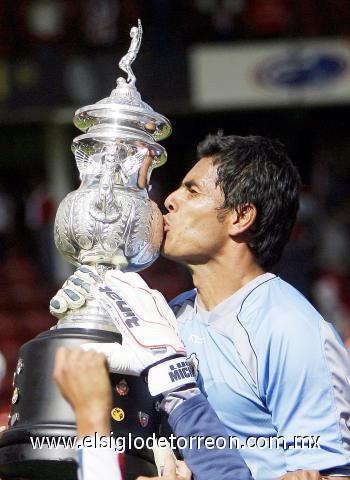 El portero Oswaldo Sánchez (foto) y el delantero Adolfo 'Bofo' Bautista, autor del gol del triunfo 2-1 sobre el Toluca, fueron los más felicitados por los miles de espectadores, el primero con el mote de 'san' Oswaldo.