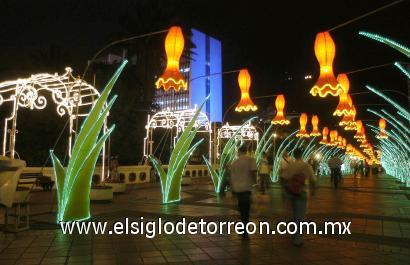 El puente Ortiz en la ciudad de Cali es uno de los lugares en los que se encendió el alumbrado de Navidad que contará este año con más de cuarenta mil foquitos y unas diecisiete mil figuras distribuidas por la ciudad.