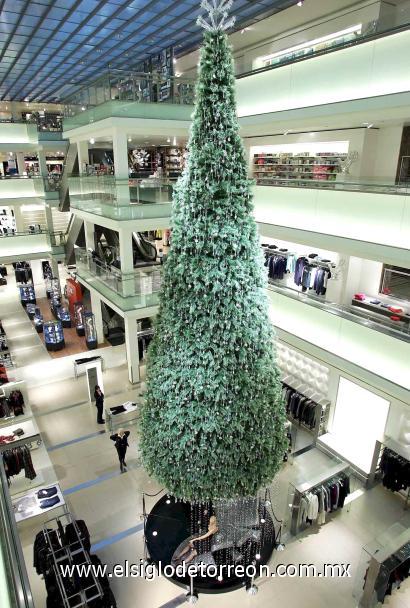 Un árbol de Navidad de doce metros de altura y decorado con cristales swarowski, en el centro comercial Bijenkorf, en Amsterdam, Holanda.