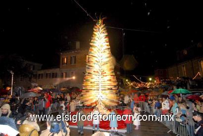 Un árbol de Navidad gigante instalado en Santo Stefano a Murano, Venecia (Italia),