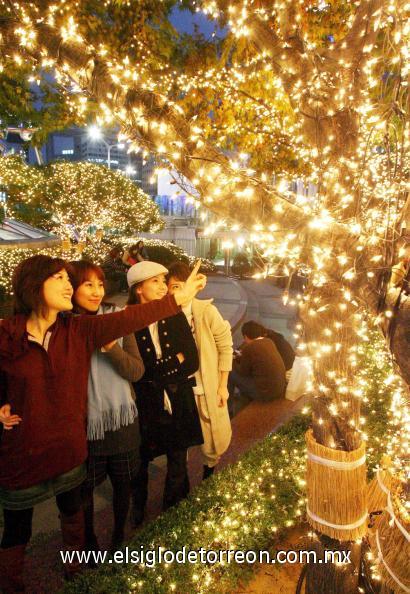 Un grupo de mujeres observa las luces navideñas en el centro de Seúl