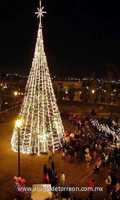 Un mega árbol de Navidad que cuenta con más 15 mil focos y 11 kilómetros de luces navideñas, 500 esferas y 500 monos, ubicado en el Parque el Palomarse,  se ha convertido en el símbolo de la Navidad en la ciudad de Chihuahua.