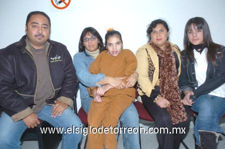 09122006
Lashmit Díaz Ulloa con su mamá Dalila Ulloa acompañadas de los organizadores del Maratón Musical, Aquiles Morales Pámanes, Mayela de la Rosa Juárez e Idai Linares Ramírez.