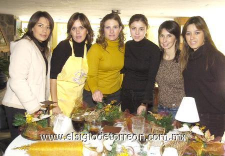 09122006
Mónica Aguilera, Cathy Villarreal, Ileana Dávila,Erandi Acuña y Cony Lozano, del Club Mimosa.