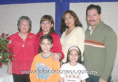 09122006
Silvia Reyes al lado de su mamá, María Isabel, sus hermanos Juan Ángel y Claudia y sus sobrinos Miguel Ángel e Ivana, el día que celebró su cumpleaños.