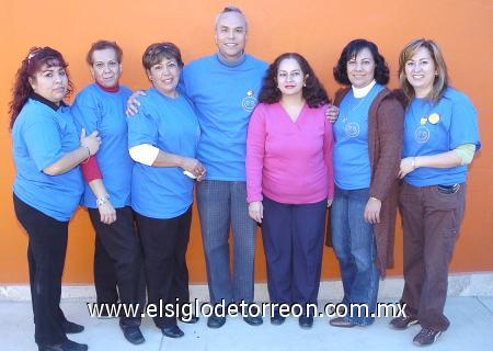 09122006
Ana María Garza, Lupita Riojas, Silvia de Quiñones, Claudia de Alcázar, Alma Gallegos, Bety de Chong y Miguel Chong, en la posada de los niños de la Asociación Pro Infancia Neurogénica, captados en días pasados.