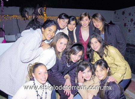 09122006
Dany Muñoz, Cecy Gutiérrez, Analí Serna, Daniela Alvarado, Sofía Ferreiro, Pau Garza, Melissa Galindo, Sofía Hermosillo, Luisa Garza y Sofía González acompañaron a Marijose en su cumpleaños.