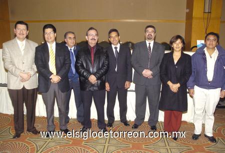 09122006
El presidente de la nueva directiva Octaviano Barraza Rincón, acompañado de Tomás Treviño, Claudia Franco, Juan Pérez, Martín Rodríguez, Óscar Gutiérrez, César González y Ángel Loaeza.