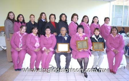 09122006
Por sus 25 años de servicio fueron festejados Dora Romero Rangel, María Teresa Gómez Sánchez y José Luis Pulido Flores, por el personal docente y manual de la Escuela España y la Sociedad de Padres de Familia.