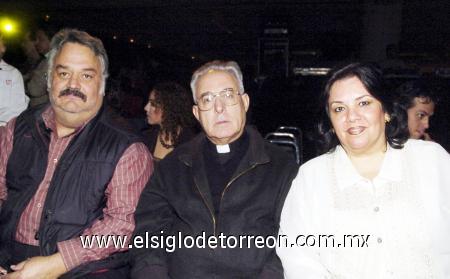 08122006 
Francisco de Jesús Mijares, don José Guadalupe Galván, obispo de Torreón y Ana Rebeca Quintero