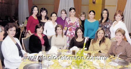 08122006 
Valeria Aguado Salcido junto a un grupo de amigas en su fiesta de despedida.