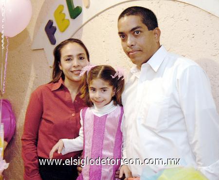 08122006 
Jéssica Fernanda Mata acompañada de sus papás, Fernando y Rosario Mata, el día que celebró su cumpleaños.