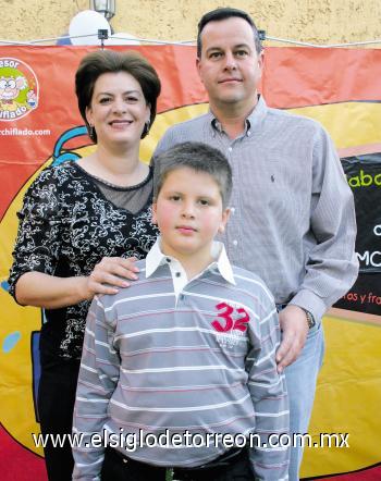 Victoria Peña de Murra y Alfredo Murra Giacomán con su hijo Alejandro.