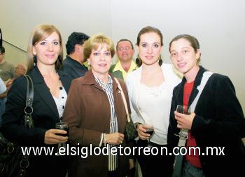 Yolanda Fernández, Yolanda Estrada de Fernández, Maribel Fernández y Paulina Canedo.