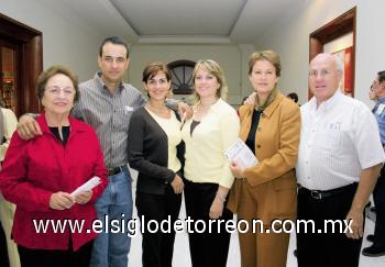 INAUGURAN BIBLIOTECA Y PRESENTAN LIBROS
Elena Veyán de González, Raúl y Esther Martínez, Elena González Veyán, Carmen Flores Veyán de Sada y  Jorge Sada.