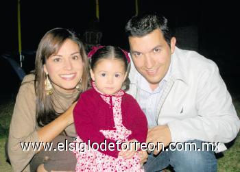 La festejada junto a sus papás Karla Nuño de Alatorre y Miguel Alatorre.