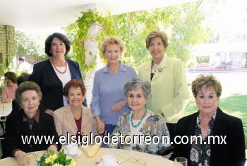 Alicia Z. de Villarreal, Blanca A. de Arenas, Martha G. de Cantú, Silvia Romo de Cruz, la festejada, Martha W. de Saldaña y Pilar G. de González.