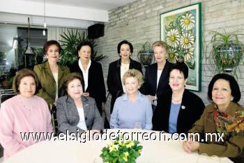 Olga de Ortiz, Yoyo de Rivera, Rosario de la Garza, María Teresa Wong Sánchez, Queta de Cepeda, Nena Denson, Tere Quintero y Güera Graham acompañando a Peggy Brown de Balderrama.