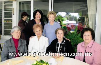 CONCURRIDO FESTEJO
La festejada junto a Emma Mijares de Cervantes, Graciela G. de Estrella, Mirita Bredée de Treviño, Dolores M. de Rebollo y Silvia de Cruz.