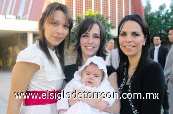 LINDO BAUTIZO
Sofía Helguera Aguiñaga junto a su mamá Lizette Aguiñaga de Elguera y sus madrinas Blanca Elisa y Cristina Gutiérrez Vega.