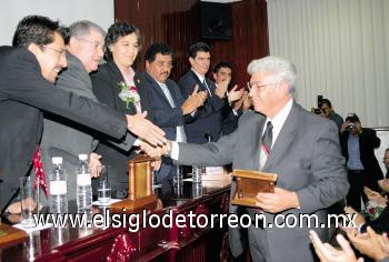 LAGUNEROS SON RECONOCIDOS
Miguel Ángel Ruelas recibiendo su reconocimiento.