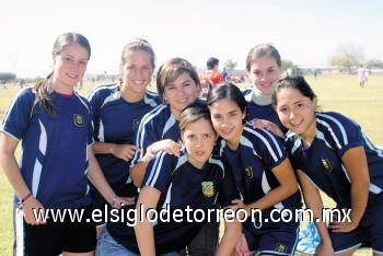 JÓVENES JUEGAN FUTBOL
Del equipo Las Doñas Brenda Lack, Daniela Albores, Jeny Ganem, Ana Laura Quintero, Rocío Núñez, Martha Ganem y Ana Isabel Villarreal.