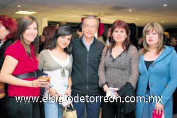 Mariana Delgado de Robles, Laura R. y Luis Rey Delgado, María Teresa de Ybarra y Rocío de Chairez.