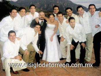 ELEGANTE BAUTIZO
Jorge Jalife, Iván Garza Tijerina, Humberto Ruíz, Gustavo Aizcorbe, Carlos Velázquez, Jesús Bitar, Pedro Valdés, Alejandro Tavera, Alejandro Garza, Mauricio Albéniz e Iván Gutiérrez acompañando a los novios.