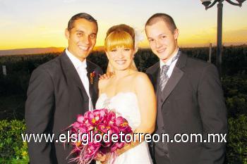 Los novios junto a José Grageda Villarreal, hermano de la novia.