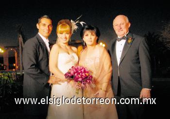 Los novios junto a los papás de la novia Laura Villarreal de Grageda y José Grageda Franco.