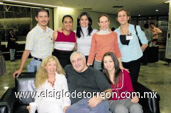 INTERESANTE CONFERENCIA
Ilhui Cabrera, Brenda Gómez, Rocío Reyes, Olga García, Adriana Murra, los conferencistas Silvia Salinas y Jorge Bucay y Lili Gilio.